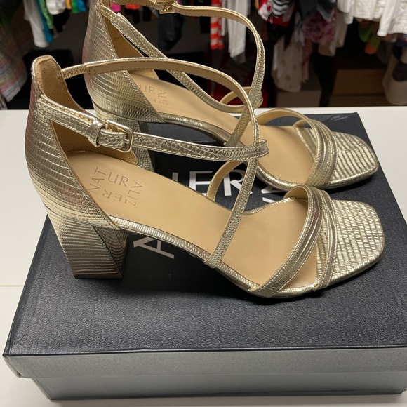 New Naturalizer Naturalizer-Tiff Sandal. Gold - Picture 3 of 6